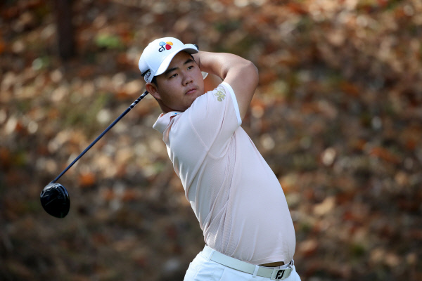 김주형이 7일 경기도 파주의 서원밸리CC에서 열린 KPGA투어 LG 시그니처 플레이어스 챔피언십 4라운드 4번 홀에서 티샷을 하고 있다.  KPGA 제공