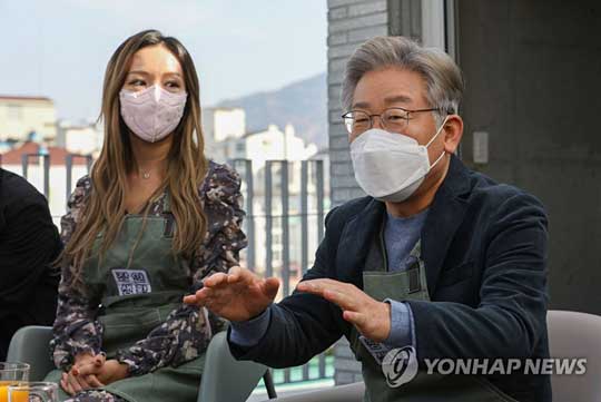 (서울=연합뉴스) 더불어민주당 이재명 대선 후보가 6일 오전 서울 동대문구 청년주택 ‘장안생활’ 테라스에서 청년들과 대화하고 있다. 장안생활은 1인 가구 청년들이 거주하며 작업도 할 수 있는 ‘코워킹·코리빙’ 공간이다. 2021.11.6 [국회사진기자단]