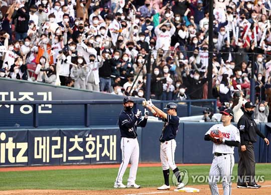 (서울=연합뉴스) 7일 서울 잠실야구장에서 열린 2021 프로야구 KBO 포스트시즌 준플레이오프 3차전 두산 베어스와 LG 트윈스의 경기. 5회 초 2사 만루 때 두산 정수빈이 3타점 3루타를 친 후 기뻐하고 있다. 2021.11.7