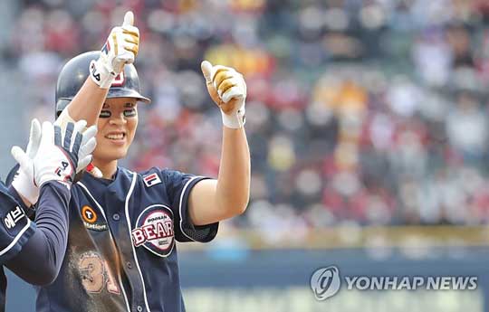(서울=연합뉴스) 7일 서울 잠실야구장에서 열린 2021 프로야구 KBO 포스트시즌 준플레이오프 3차전 두산 베어스와 LG 트윈스의 경기. 5회초 2사 만루 두산 정수빈이 3타점 적시3루타를 쳐낸 뒤 세리머니를 하고 있다. 2021.11.7