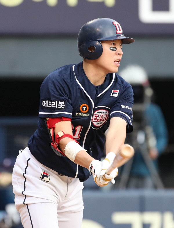 두산의 정수빈이 7일 잠실구장에서 열린 LG와의 2021 신한은행 쏠(SOL) KBO 포스트시즌 준플레이오프 3차전 5회 초 2사 만루에서 우익수 방면으로 싹쓸이 3루타를 때리고 있다.  뉴시스