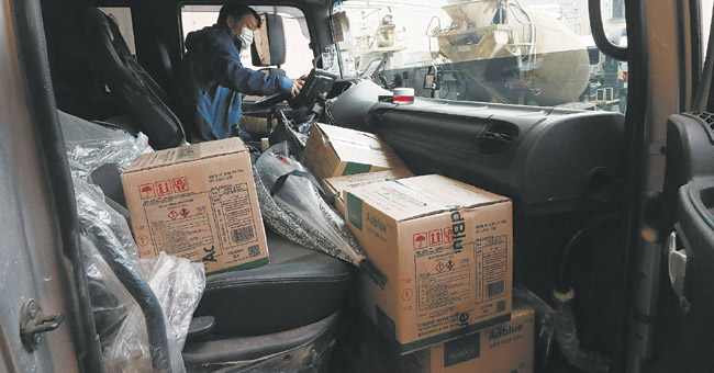 9일 오후 경기 고양시 레미콘 공장에서 운전자가 확보해 둔 요소수를 보조석에 쌓아두고 있다. 정부는 10일 중국산 요소수 1만8000여t을 수입 재개한다고 발표했지만 당분간 요소수 공급 불안감은 쉽게 사그라들지 않을 전망이다.  뉴시스