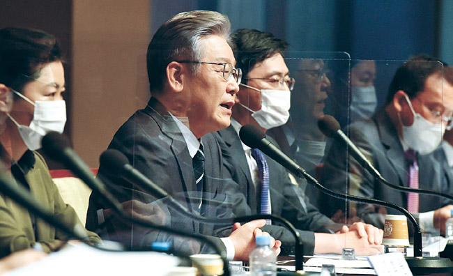 이재명(왼쪽 두번째) 더불어민주당 대선 후보가 10일 오전 서울 중구 한국프레스센터에서 열린 관훈클럽 초청 토론회에서 기조연설을 하고 있다.  국회사진기자단