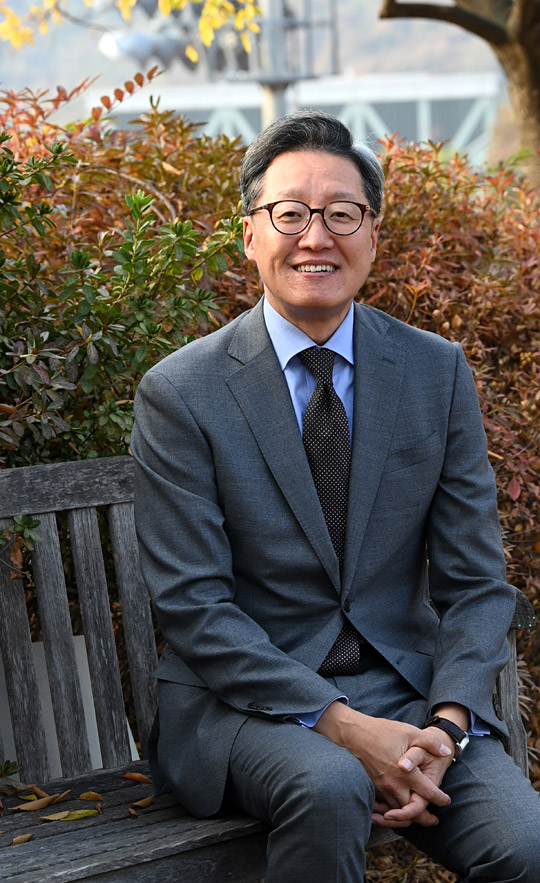 정재호 서울대 정치외교학부 교수가 지난 3일 문화일보와의 인터뷰에 앞서 가을 단풍이 든 서울대 교정에서 벤치에 앉아 웃고 있다.  곽성호 기자