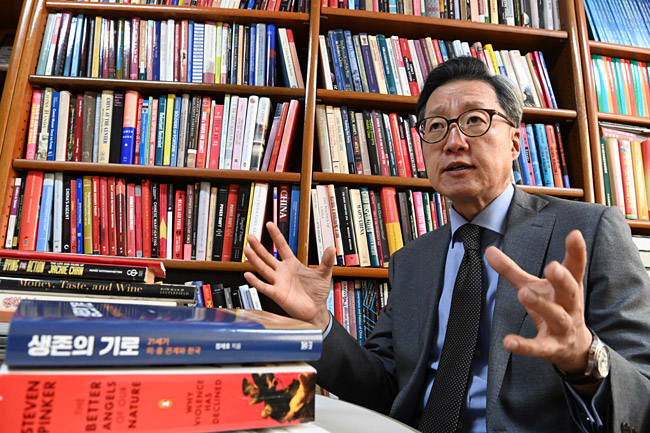 정재호 서울대 정치외교학부 교수가 지난 3일 서울 관악구 서울대 사회과학대 건물 5층 연구실에서 진행된 문화일보와의 인터뷰에서 미·중 관계에 대해 이야기하고 있다. 곽성호 기자