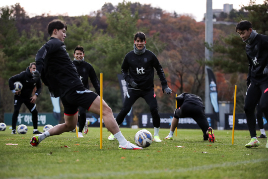 축구대표팀이 지난 8일 파주 NFC에서 패스 훈련을 하고 있다. 대표팀은 11일 오후 8시 고양종합운동장에서 UAE와 2022 카타르월드컵 아시아최종예선 A조 5차전을 치른다.   대한축구협회 제공