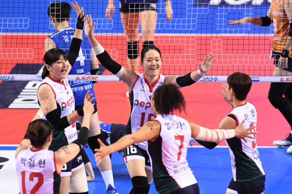 페퍼저축은행이 9일 경기도 화성종합실내체육관에서 열린 IBK기업은행과의 도드람 2021~2022 V리그 여자부 1라운드 경기 도중 기뻐하고 있다.  한국배구연맹 제공
