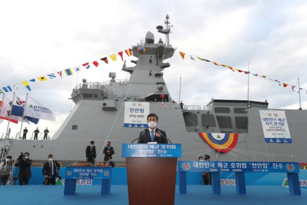 서욱 국방부 장관이 9일 울산 현대중공업에서 열린 신형 호위함 천안함 진수식에서 축사를 하고 있다. 서 장관은 “새롭게 태어난 천안함이 한반도는 물론 세계 평화에 기여하게 될 것”이라고 밝혔다. 국방일보 제공