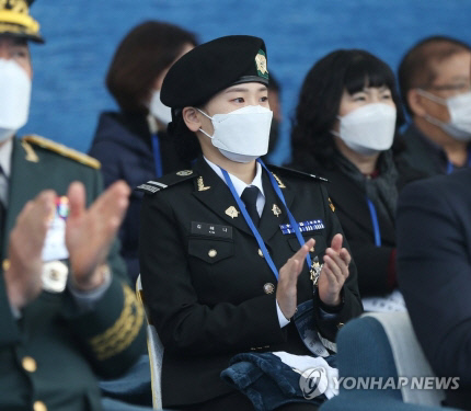 9일 오후 신형 호위함 7번함인 ‘천안함’ 진수식에서 참석자들이 안전 항해 기원 의식을 하고 손뼉을 치고 있다. 왼쪽부터 천안함 유족회 이성우 회장, 서욱 국방부 장관의 부인 손소진 여사, 서욱 국방부 장관, 부석종 해군참모총장, 해군참모총장 부인 백미자 여사, 현대중공업 한영석 부회장, 고 김태석 원사의 자녀인 김해나 씨. 연합뉴스