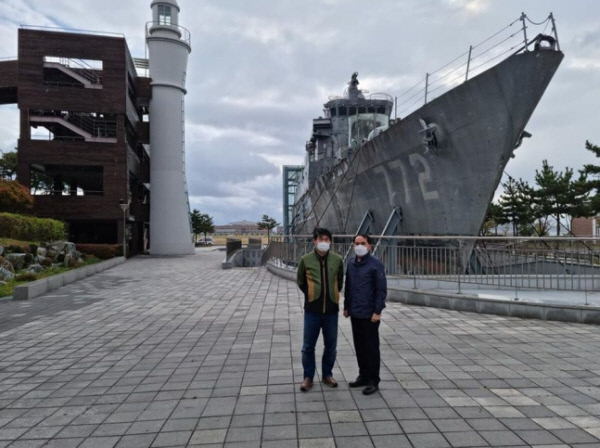 9일 오후 천안함 부활을 상징하는 해군 신형 호위함 7번함 천안함 진수식이 울산 현대중공업에서 열린 시각 천암함 전사자인 고 민평기 상사 형 민광기(왼쪽)씨와 최원일 전 천안함 함장은 경기 평택 2함대사령부 구 천안함을 찾았다 . 최원일 전 함장 페이스북 캡처