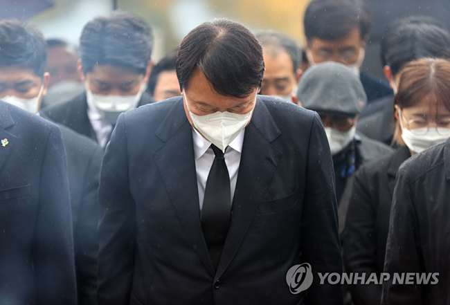 (서울=연합뉴스) 국민의힘 윤석열 대선후보는 10일 오후 광주를 찾아 국립 5·18민주묘지를 참배하고 희생자 유족들과 만난다. 사진은 전날 서울 강북구 국립4.19민주묘지를 방문해 학생혁명 기념탑 참배하는 모습.[연합뉴스 자료사진]