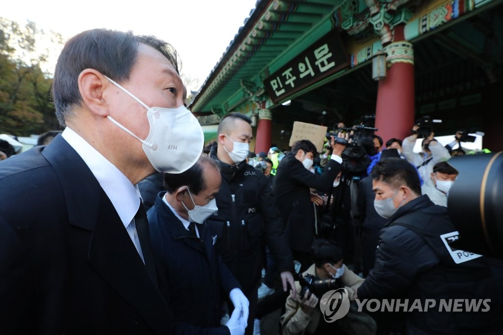 (광주=연합뉴스) 국민의힘 윤석열 대선후보가 10일 광주 북구 국립 5·18 민주묘지를 참배하기 위해 민주의 문 앞을 지나고 있다. 2021.11.10