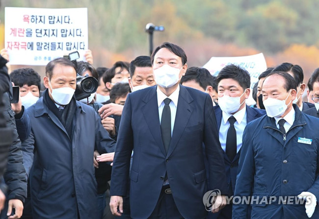 (광주=연합뉴스) 이정훈 기자 = 10일 오후 광주를 방문한 국민의힘 윤석열 대선 후보가 광주시 북구 국립 5·18민주묘지에 도착해 민주의문으로 걸어가고 있다. 2021.11.10 [공동취재]