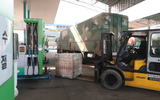 국방부가 11일 오전 긴급 방출한 군부대용 비축 요소수가 인천 중구의 주유소에 공급되고 있다. 연합뉴스