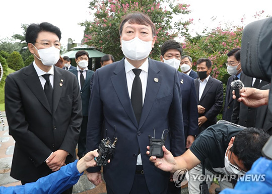 (서울=연합뉴스) 국민의힘 윤석열 대선 예비후보가 김대중 전 대통령 서거 12주기인 18일 서울 동작구 국립서울현충원을 방문, 김 전 대통령 묘역을 참배한 뒤 기자들의 질문에 답하고 있다. 2021.8.18