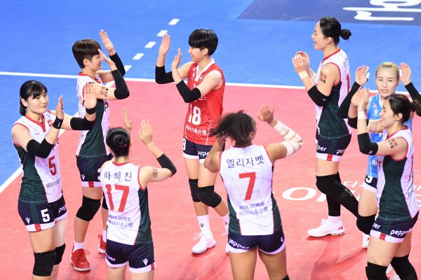 페퍼저축은행 선수들이 지난 9일 경기도 화성종합실내체육관에서 열린 IBK기업은행과 도드람 2021~2022 V리그 여자부 1라운드에서 승리한 뒤 기뻐하고 있다.  한국배구연맹 제공