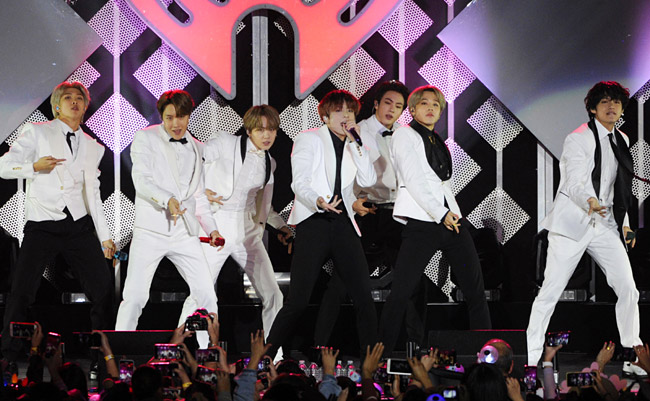 방탄소년단이 2019년 12월 6일(현지시간) 미국 캘리포니아주 잉글우드에서 열린 징글볼 콘서트에서 강렬한 안무를 보여주고 있다. AP연합뉴스