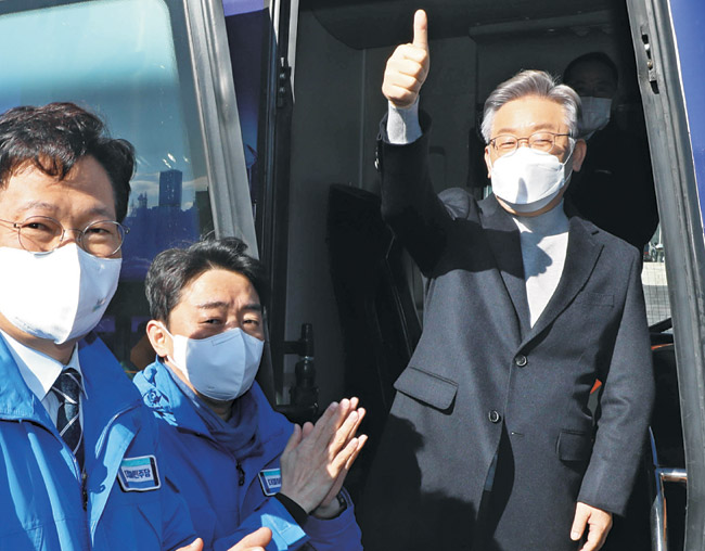 이재명(오른쪽) 더불어민주당 대선 후보가 12일 오전 국회 본청 앞에서 ‘매타버스(매주 타는 민생버스)’를 타고 출발하기에 앞서 의원들에게 엄지손가락을 추켜세우며 인사를 하고 있다.  국회사진기자단