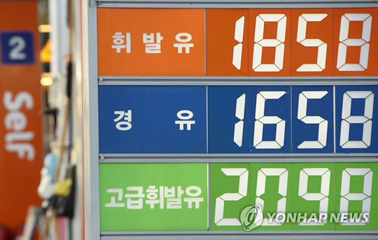 (서울=연합뉴스) 12일부터 유류세가 약 6개월간 한시적으로 20% 인하된다. 전날 유류세 인하를 앞둔 주유소에 게시된 가격표.
