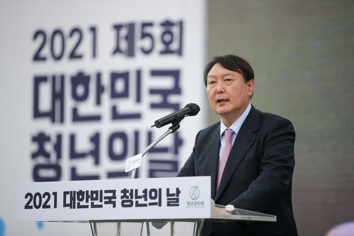 [서울=뉴시스] 윤석열 국민의힘 대선 후보가 지난 6일 서울 송파구 올림픽공원 평화의광장에서 열린 제5회 대한민국 청년의 날 기념식에서 축사하고 있다. (사진=윤석열 캠프 제공) 2021.11.06.