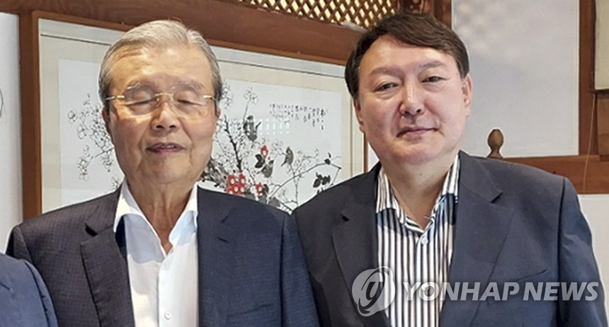 (서울=연합뉴스) 국민의힘 대권주자인 윤석열 전 검찰총장(오른쪽)이 17일 서울 종로구 한 음식점에서 김종인 전 국민의힘 비상대책위원장과 오찬 회동을 하고 있다. 2021.8.17 [정갑윤 전 국회부의장 측 제공. 재판매 및 DB 금지]