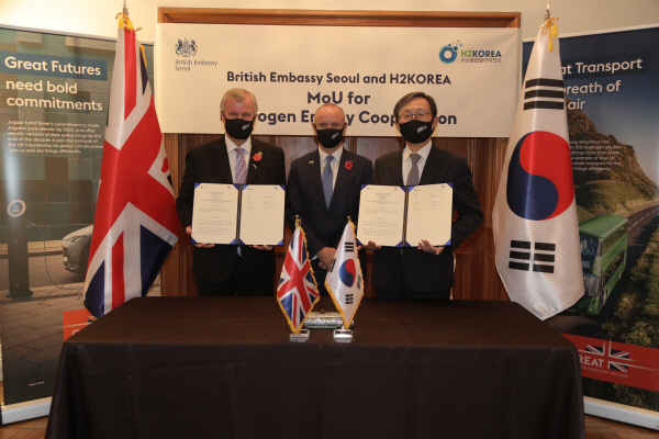 사이먼 스미스 주한 영국대사, 마이크 프리어 영국 국제통상부 무역통상 부장관, 문재도 수소융합얼라이언스 회장(왼쪽부터)이 11일 주한 영국대사관 관저에서 열린 양해각서 체결식에서 기념촬영하고 있다.