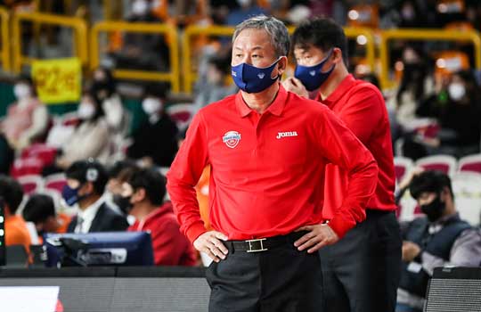 12일 LG전에서 최초로 정규리그 통산 700승을 지휘한 유재학 현대모비스 감독. [KBL 제공. 재판매 및 DB 금지]