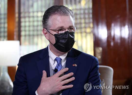 (서울=연합뉴스) 대니얼 크리튼브링크 미국 국무부 동아시아·태평양 담당 차관보가 12일 서울 중구 정동 주한미국대사관저에서 연합뉴스와 인터뷰를 하고 있다. 2021.11.12