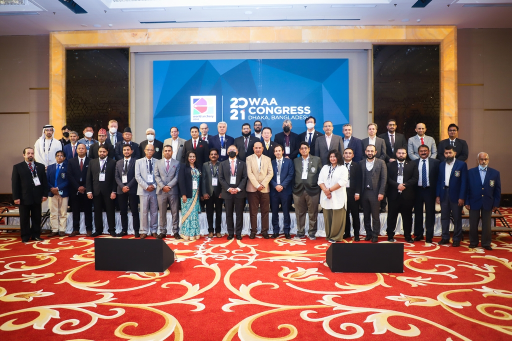 (서울=연합뉴스) 정의선 현대차그룹 회장(대한양궁협회 회장)이 12일 방글라데시 다카에서 열린 아시아양궁연맹(WAA) 총회에서 WAA 회장으로 5선에 성공했다. 5연속으로 회장에 오른 것은 WAA 사상 처음이다. 사진은 정 회장이 WAA 총회에 참석한 아시아 각국 양궁협회 관계자들과 기념촬영하는 모습.[현대차그룹 제공. 재판매 및 DB 금지]