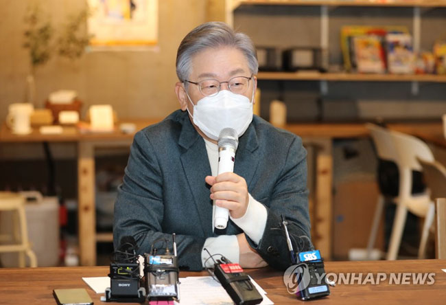 (부산=연합뉴스) 백승렬 기자 = 더불어민주당 이재명 대선후보가 전날 부산시 영도구 무명일기에서 열린 부산지역 스타트업·소셜벤처인과 간담회에서 인사말을 하고 있다. 2021.11.13