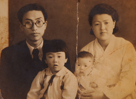 이미일 이사장 100일 때 찍은 가족사진.