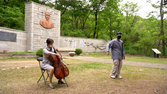 장학생 김민주(왼쪽) 씨와 이석진 씨가 재능기부를 위해 북한산 자락에 있는 이준 열사 묘역 앞에서 홍보영상을 촬영하는 모습.