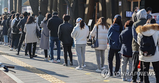 (서울=연합뉴스) 15일 오전 서울 송파구 송파보건소 신종 코로나바이러스 감염증(코로나19) 선별진료소에서 시민들이 검사를 받기 위해 줄을 서서 대기하고 있다. 2021.11.15