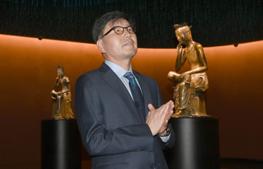 민병찬 국립중앙박물관장이 15일 서울 용산구 중앙박물관 상설전시관 2층에 새롭게 문을 연 반가사유상 전용 전시공간 ‘사유의 방’에서 반가사유상의 우수성에 대해 설명하고 있다.