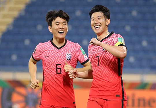 손흥민(오른쪽)이 17일 오전(한국시간) 카타르 도하의 타니 빈 자심 스타디움에서 열린 2022 카타르월드컵 아시아 최종예선 6차전에서 후반 29분 A매치 통산 30호 골을 터트린 뒤 황인범과 함께 활짝 웃고 있다. 연합뉴스