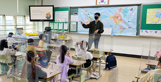지난달 13일 인천 동구 서흥초교에서 김유원 교사가 학생들을 대상으로 ‘읽기·기초연산 유창성 프로젝트’를 진행하고 있다. 초록우산어린이재단 제공