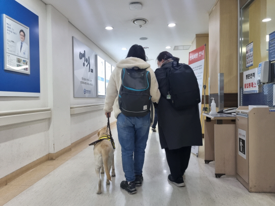 함승연 씨가 서울시가 제공하는 ‘1인 가구 병원 안심동행서비스’를 이용해 한양대병원을 방문하고 있다.