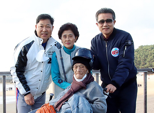 지난 13일 인천 을왕리해수욕장을 찾은 방 씨(사진 앞줄)와 부인, 그리고 나들이에 동참한 이만수(뒷줄 왼쪽) 한국야구위원회 부위원장과 송길원 목사가 기념사진을 찍고 있다. 앰뷸런스 소원재단 제공