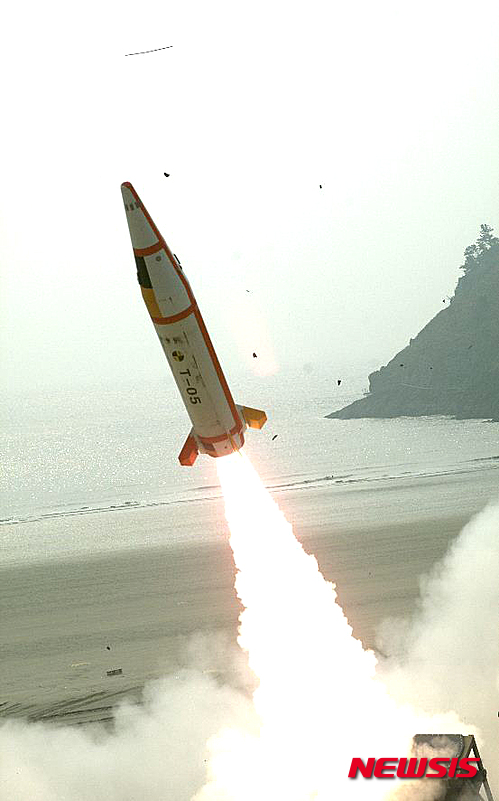 [서울=뉴시스] 지난 2016년 3월18일 방위사업청이 공개한 사진으로, 국방과학연구소(ADD)와 국내 방위산업체가 개발 중인 국산 중거리 요격미사일(M-SAM)이 그해 2월 첫 요격실험에서 성공한 사진. 2021.11.17.