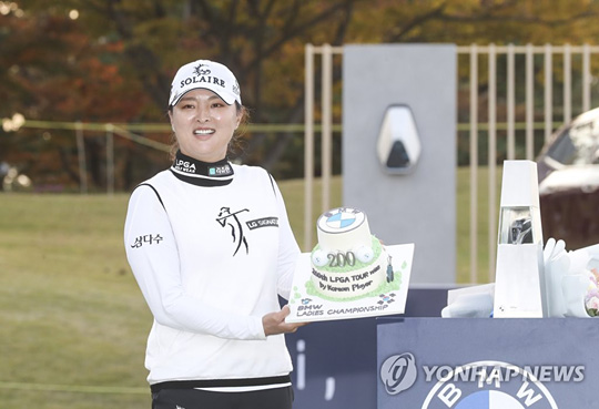 (부산=연합뉴스) 24일 부산 기장군 LPGA 인터내셔널 부산에서 열린 미국 여자프로골프(LPGA) 투어 BMW 레이디스 챔피언십에서 우승한 고진영이 LPGA 한국 선수 합작 통산 200승 기념 케이크를 들고 환하게 웃고 있다. 2021.10.24