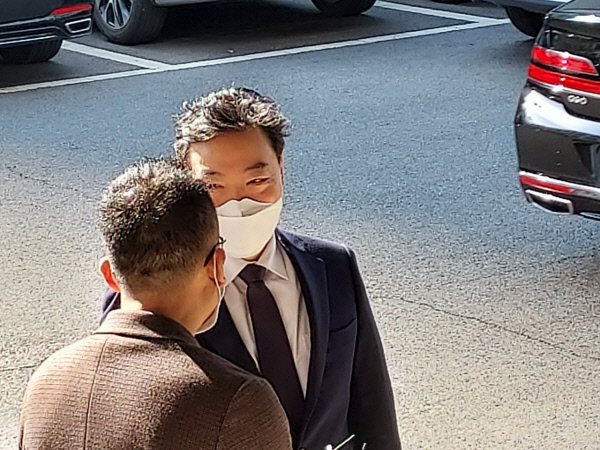 17일 대구 수성구 대구고·지검을 방문한 김오수(오른쪽) 검찰총장이 청사 앞에서 취재진의 질문을 받고 있다. 대구=박천학 기자