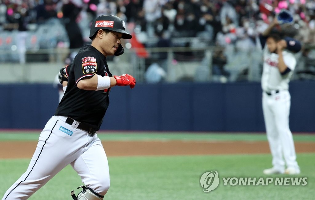 (서울=연합뉴스) 17일 오후 서울 구로구 고척스카이돔에서 열린 2021 프로야구 포스트시즌 한국시리즈(KS) 3차전 kt wiz와 두산 베어스의 경기. 5회초 1사 상황 kt 박경수가 좌월 솔로 홈런을 날리고 그라운드를 돌고 있다. 2021.11.17