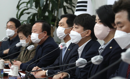 이준석(오른쪽 세 번째) 국민의힘 대표가 18일 오전 국회에서 열린 최고위원회의에서 모두 발언을 하고 있다. 국회사진기자단