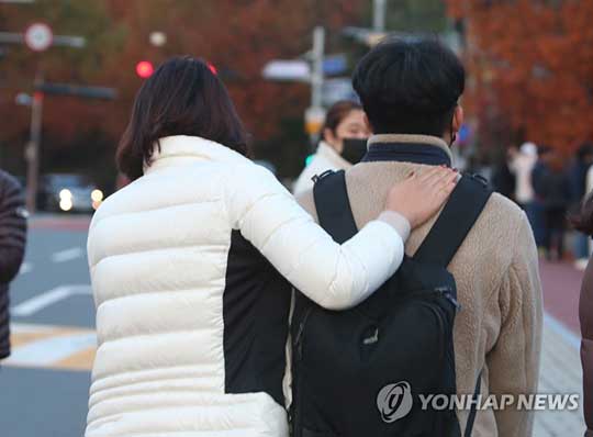 (창원=연합뉴스) 2022학년도 대학수학능력시험일인 18일 오후 고사장인 경남 창원중앙고에서 시험을 마치고 나오는 수험생을 학부모가 다독이고 있다. 2021.11.18
