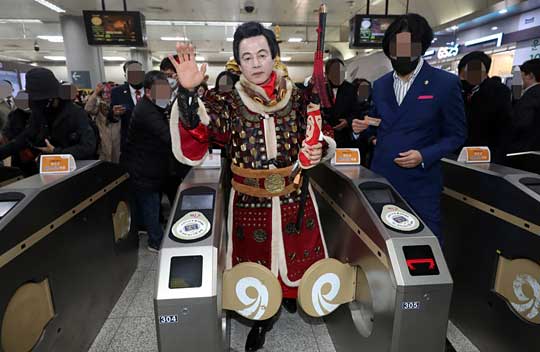 (서울=연합뉴스) 대선 예비후보인 국가혁명당 허경영 명예대표가 18일 오후 서울시 강서구 김포도시철도 김포공항역에서 도시철도에 탑승하기 위해 개찰구를 통과하고 있다. 2021.11.18