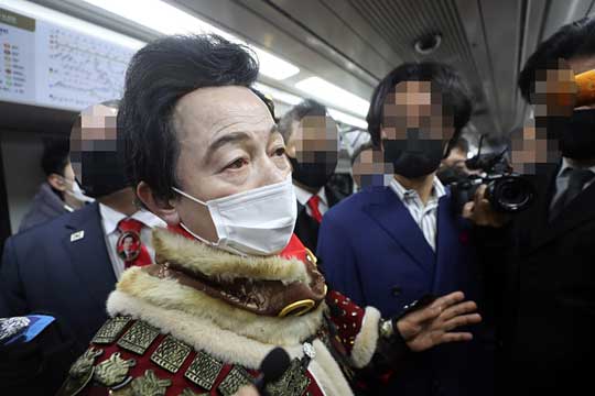 (서울=연합뉴스) 대선 예비후보인 국가혁명당 허경영 명예대표가 18일 오후 서울시 강서구 김포도시철도 김포공항역에서 도시철도에 탑승해 소감을 밝히고 있다. 2021.11.18