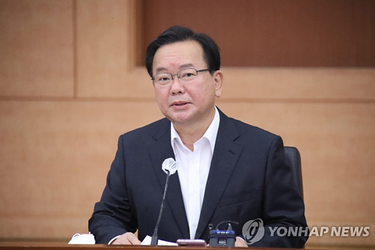 (서울=연합뉴스) 김부겸 국무총리가 최근 단계적 일상 회복에 맞물려 방역수칙이 완화되면서 확진자와 위중증환자 수가 급증, 의료시스템에 과부하가 걸린다는 우려가 잇따라 나오면서 19일 오전 정부서울청사에서 수도권 22개 상급종합병원장들과 만나 신종 코로나바이러스 감염증(코로나19) 위중증 환자 병상 운영방안을 논의하기 위해 긴급회의를 하고 있다. 2021.11.19