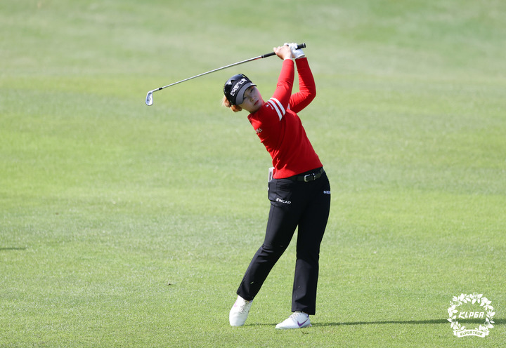 [서울=뉴시스] 24일 부산 기장에 위치한 LPGA 인터내셔널 부산에서 열린 ‘BMW Ladies Championship’ FR에서 임희정이 4번홀 아이언샷을 하고 있다. (사진=KLPGA 제공). 2021.10.24.