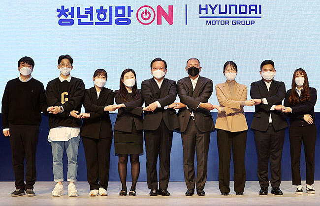 김부겸(왼쪽 다섯 번째) 국무총리와 정의선(〃여섯 번째) 현대자동차그룹 회장이 22일 경기 고양시 ‘현대 모터스튜디오 고양’에서 열린 ‘청년희망ON’에서 참석자들과 손을 맞잡고 기념촬영을 하고 있다.   연합뉴스