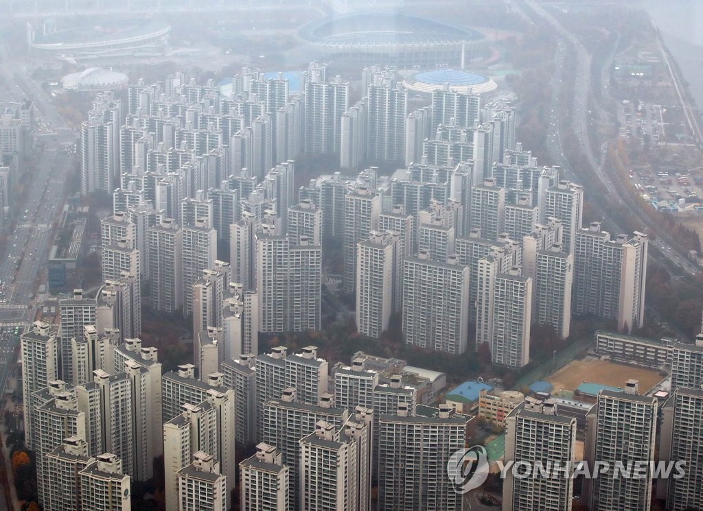(서울=연합뉴스) 이번 주 종합부동산세(종부세) 고지서가 나온다.사진은 21일 서울 송파구 잠실에서 바라본 서울시내 아파트. 2021.11.21